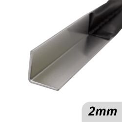 Ángulo de aluminio desde la hoja de 2 mm y con el lado visible