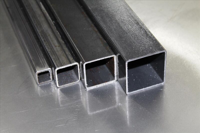 tubolare quadrato in ferro nero sezione quadra 60x60 sp.2 mm.lunghezza 2  metri