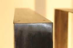 rapa industrial design tavolo con struttura in acciaio grezzo nero