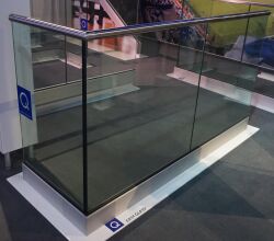 Volledig glazen reling Easy Glass Smart van Q-railing U-Form