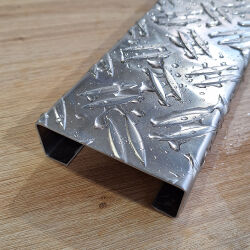 Aluminium C-profil gebogen om te meten van corrugatie laken